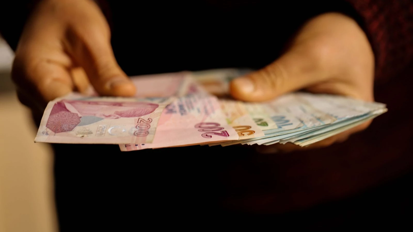 Les jeunes qui seront embauchés pour la première fois recevront 6 mois de salaire de l'Etat !