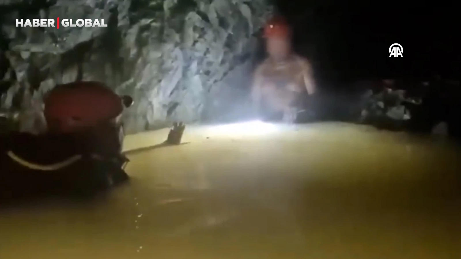 14 jours à 300 mètres sous terre... C'est ainsi que cet ouvrier a été secouru