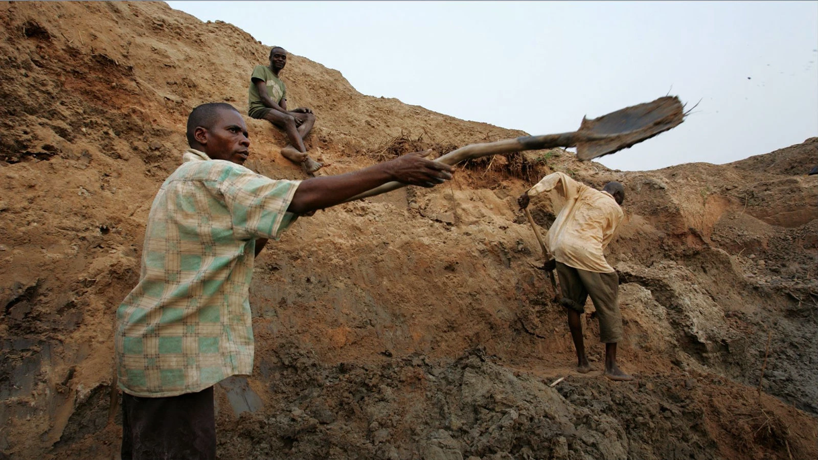 Couverture pour l’exploitation de l’Afrique, aide sanitaire en échange de minerais
