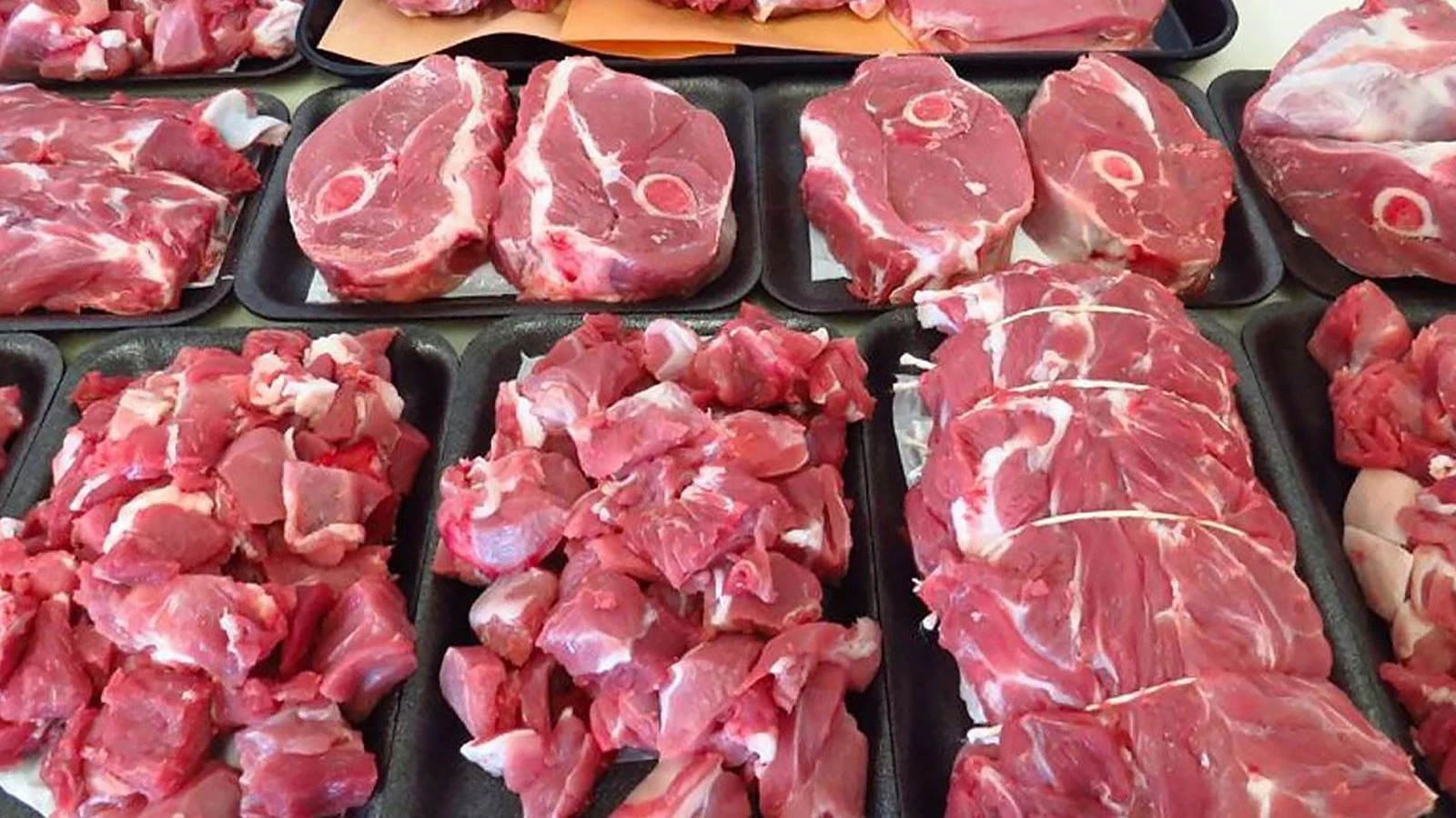 Le marché des animaux sacrificiels a ouvert cher, la viande de carcasse se vend à mille lires !