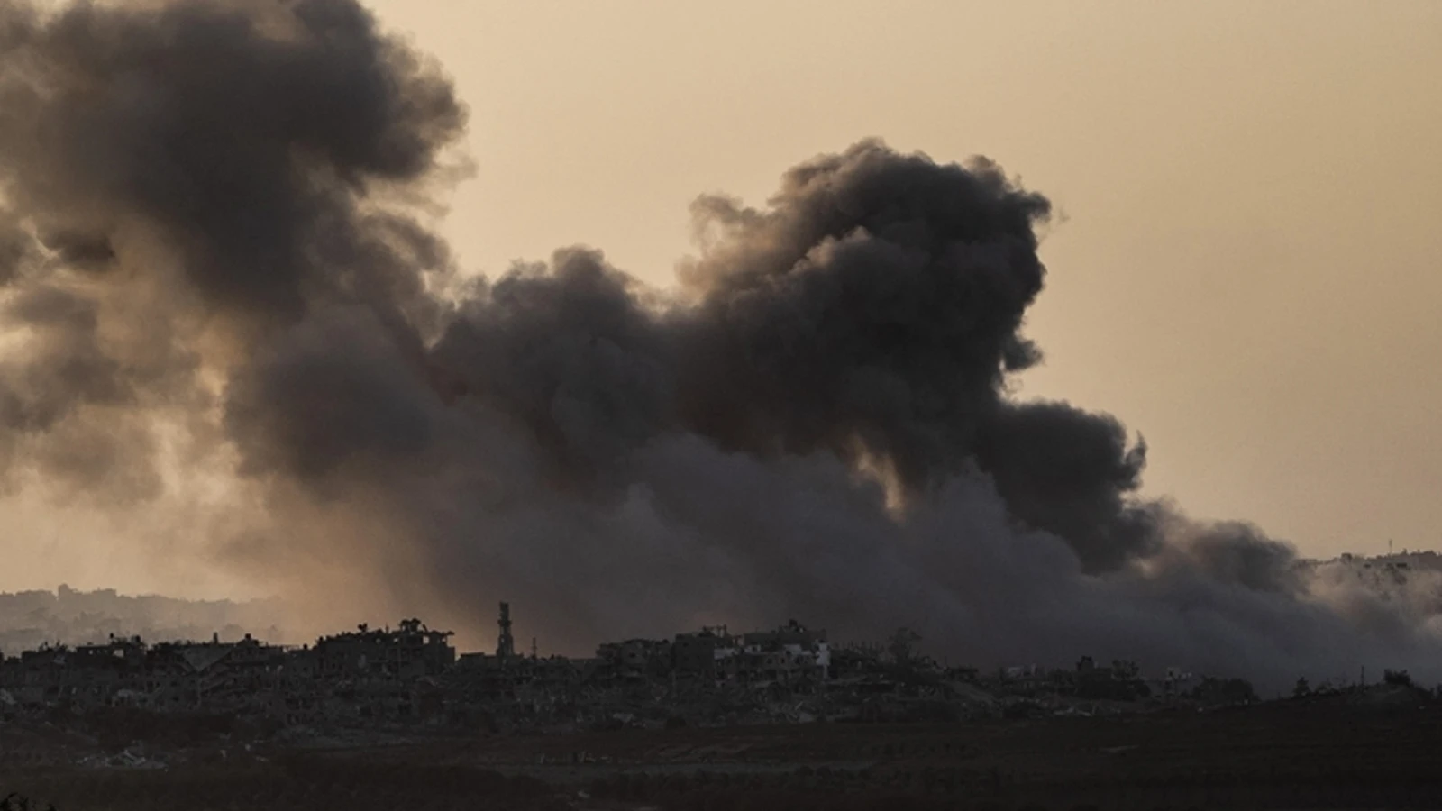 Attaques mutuelles entre Israël et le Hezbollah avant le cessez-le-feu : de nombreux morts et blessés