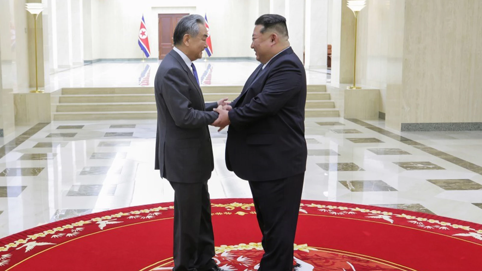 Le dirigeant nord-coréen Kim a rencontré le ministre chinois des Affaires étrangères Wang