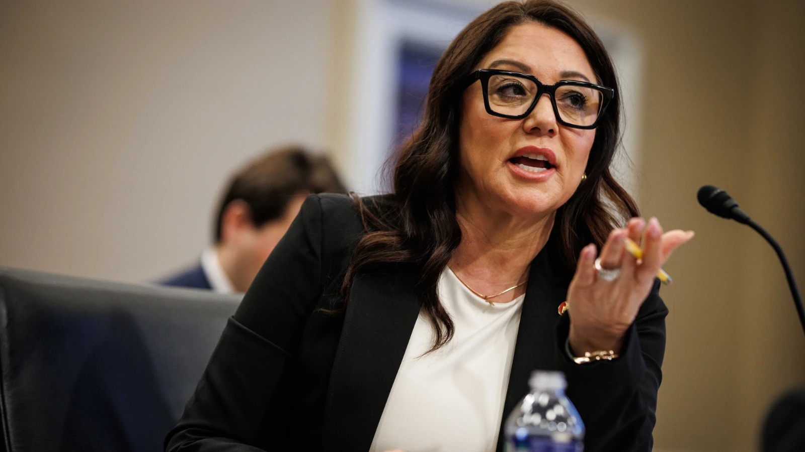 Le ministre américain, le « symbole de la corruption » qui était avec son garde du corps et buvait de l'alcool au travail, quitte son poste