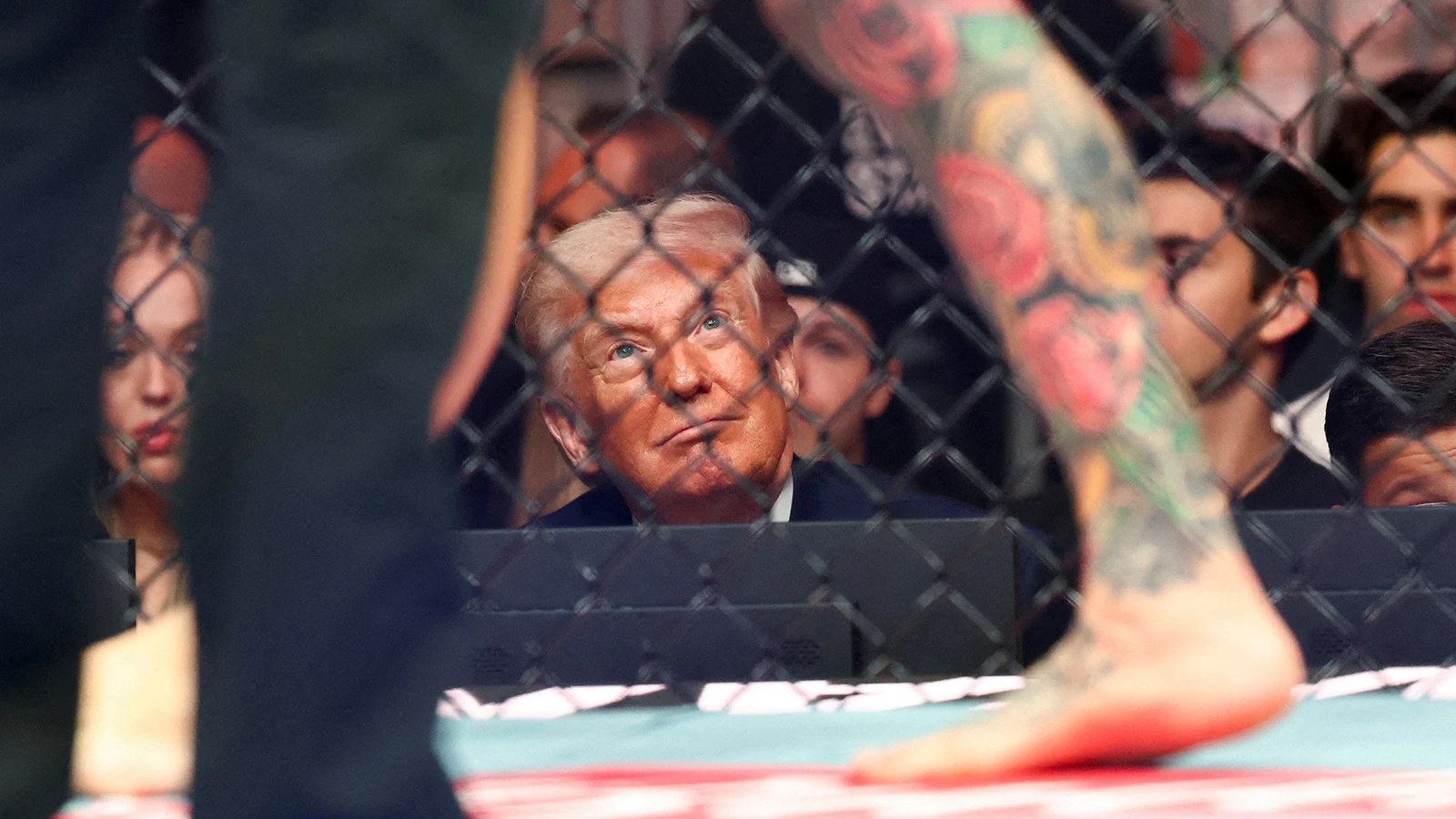 Un ring s'installe à la Maison Blanche : célébration du 'Cage Fight' pour le 80e anniversaire de Trump