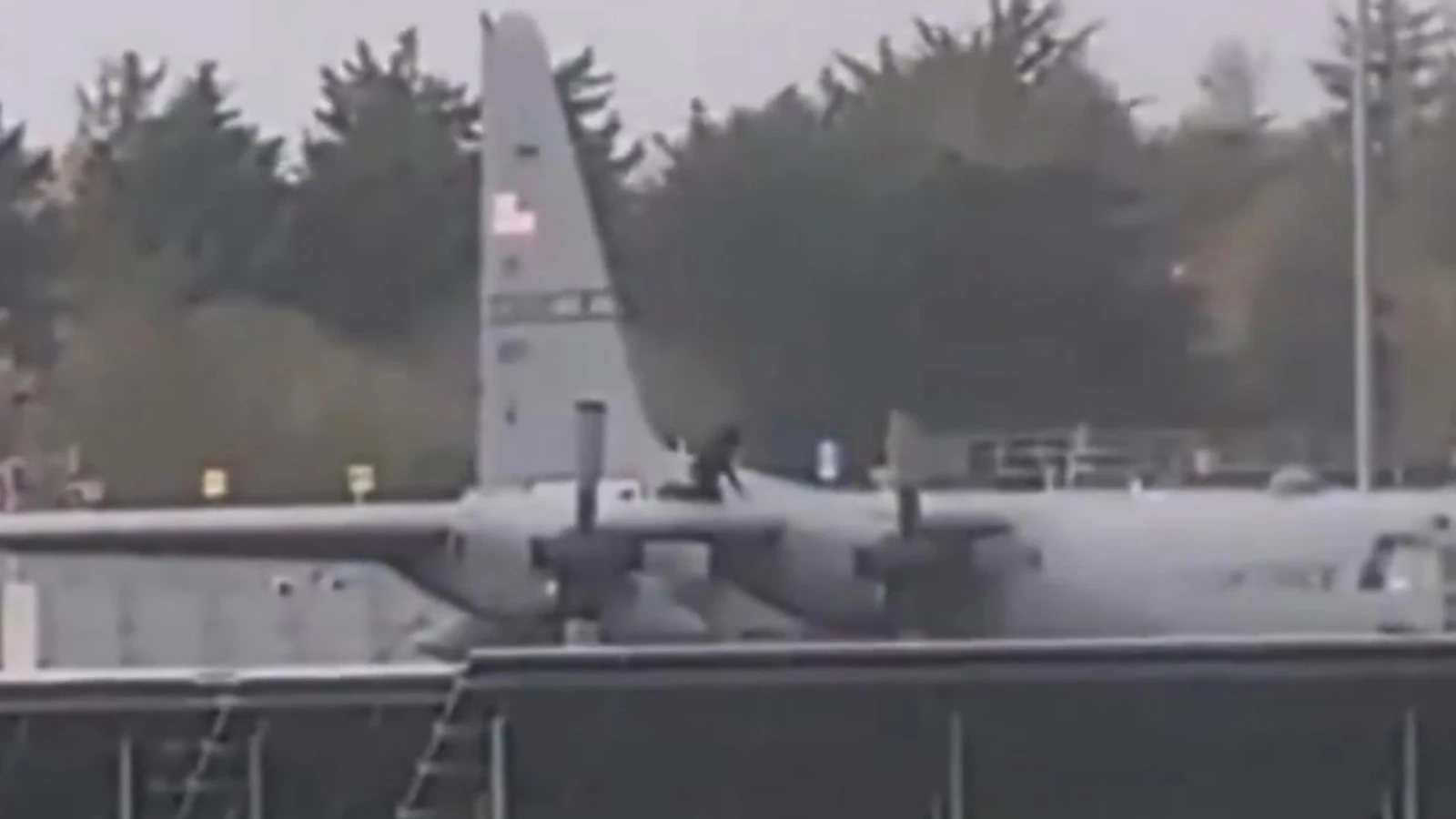 Une personne a attaqué un avion militaire américain avec une hache en Irlande