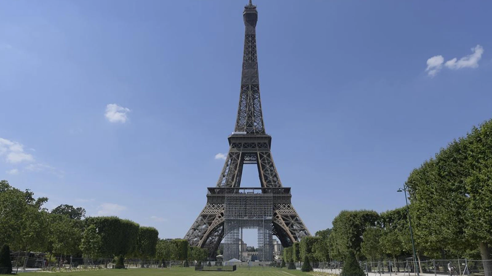 6 personnes qui ont hissé le drapeau palestinien à la Tour Eiffel à Paris ont été arrêtées