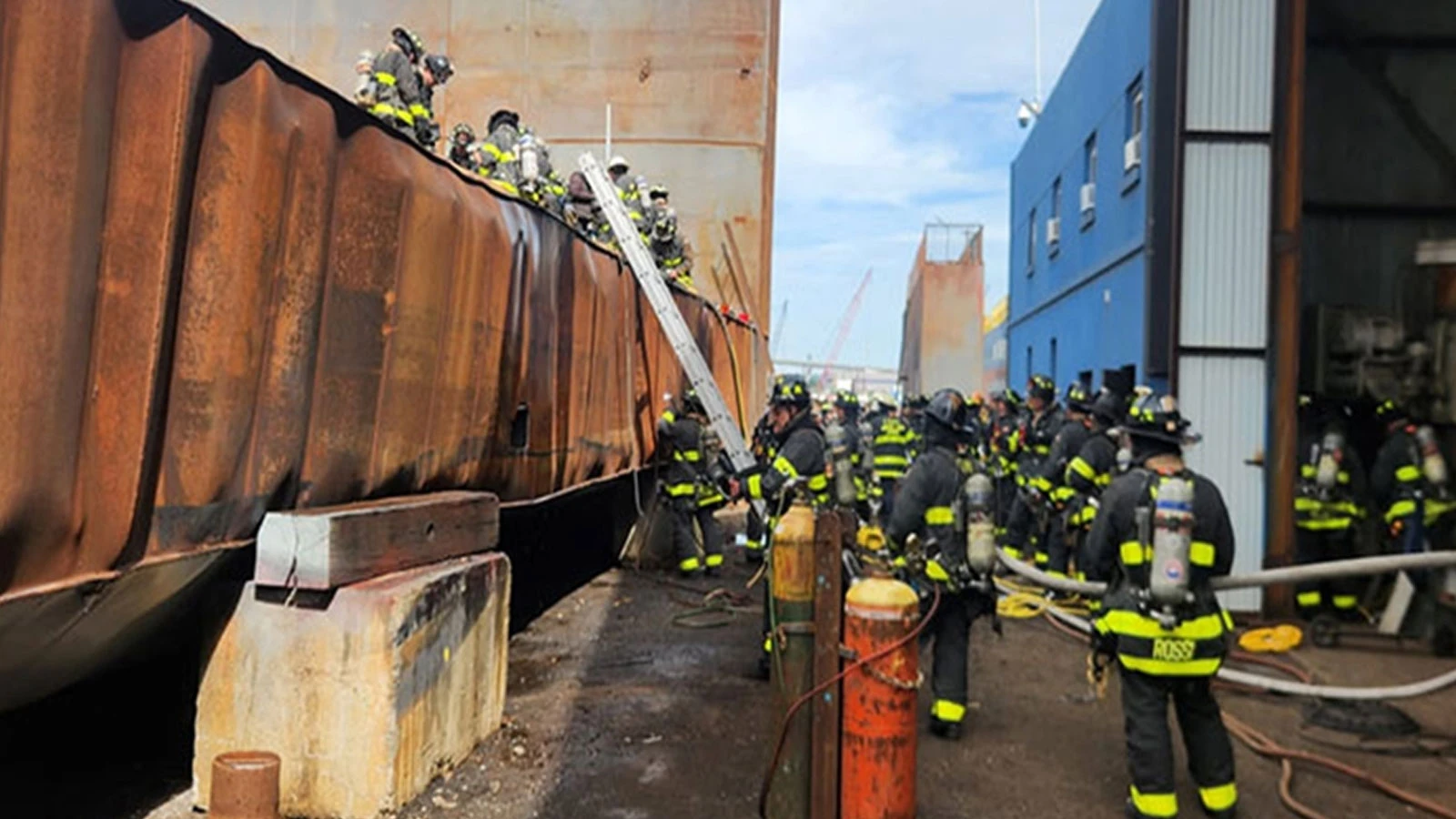 Explosion dans un chantier naval à New York : il y a des morts et des blessés