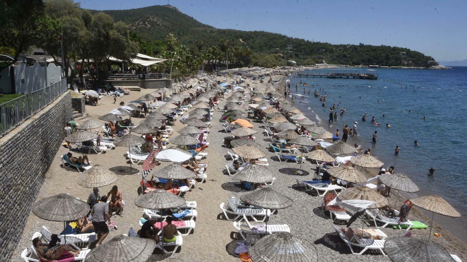 La saison a commencé : l'entrée à la plage commence à partir de 2 000 lires