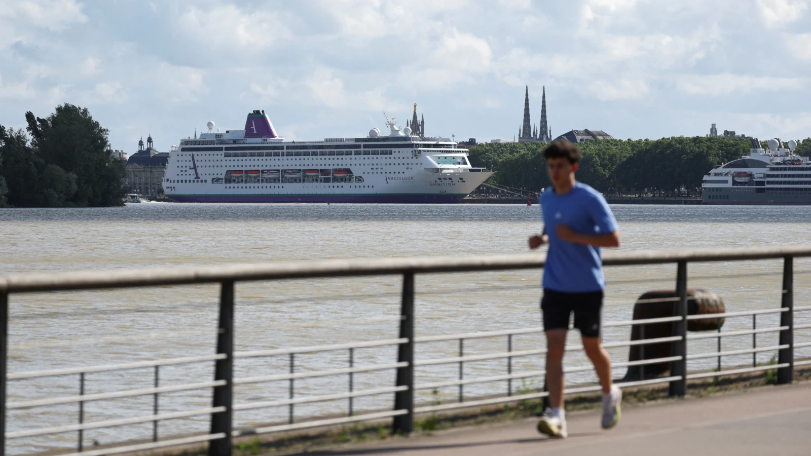 Le navire de croisière isolé en raison de l'épidémie de norovirus devrait accoster en Espagne