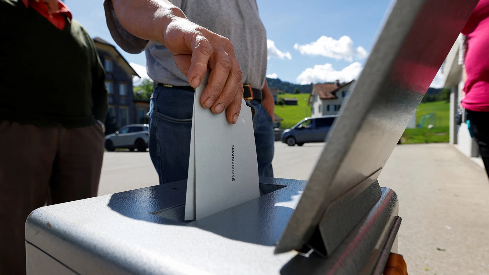 Les électeurs suisses se sont rendus aux urnes pour une limite d'habitants de 10 millions d'habitants : premiers résultats annoncés