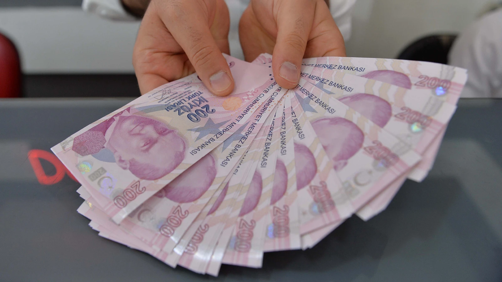 Existe-t-il des augmentations supplémentaires pour les fonctionnaires et les retraités ? Déclaration du vice-président Yılmaz