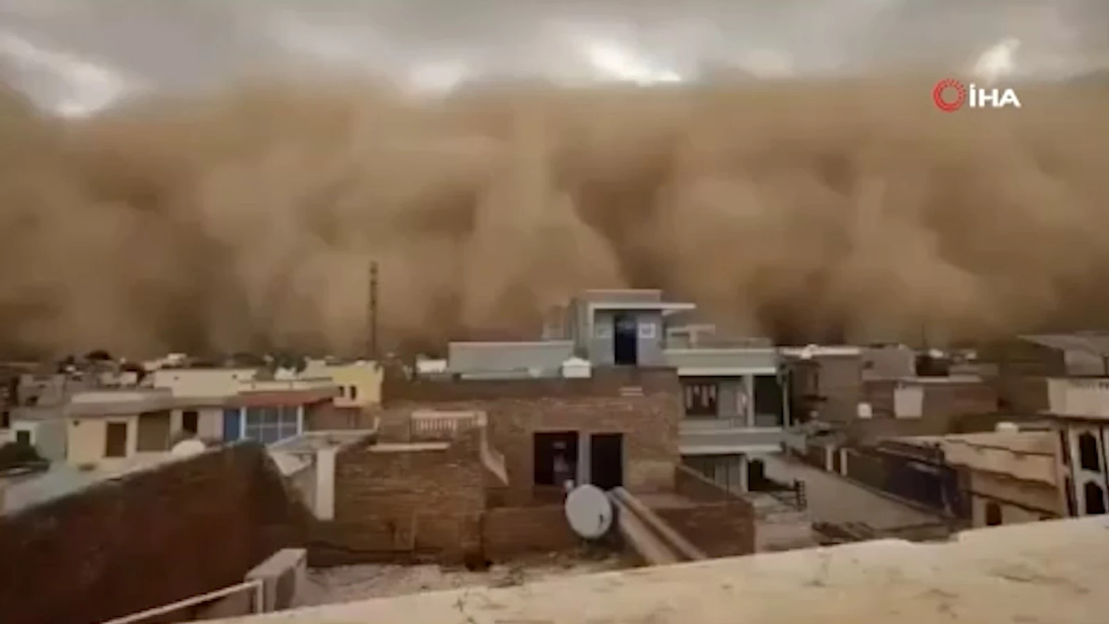 Une tempête de poussière frappe le Pakistan : il y a des morts et des blessés