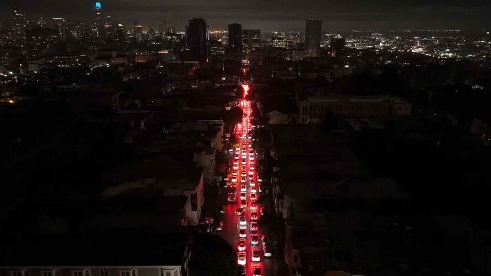 Aux États-Unis, la « chaleur extrême » empêche les célébrations : plus de 842 000 foyers se retrouvent sans électricité
