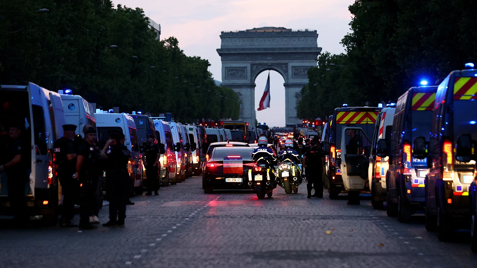 C'était le chaos en France après la demi-finale de la Coupe du Monde ! Plus de 160 personnes ont été arrêtées lors des incidents