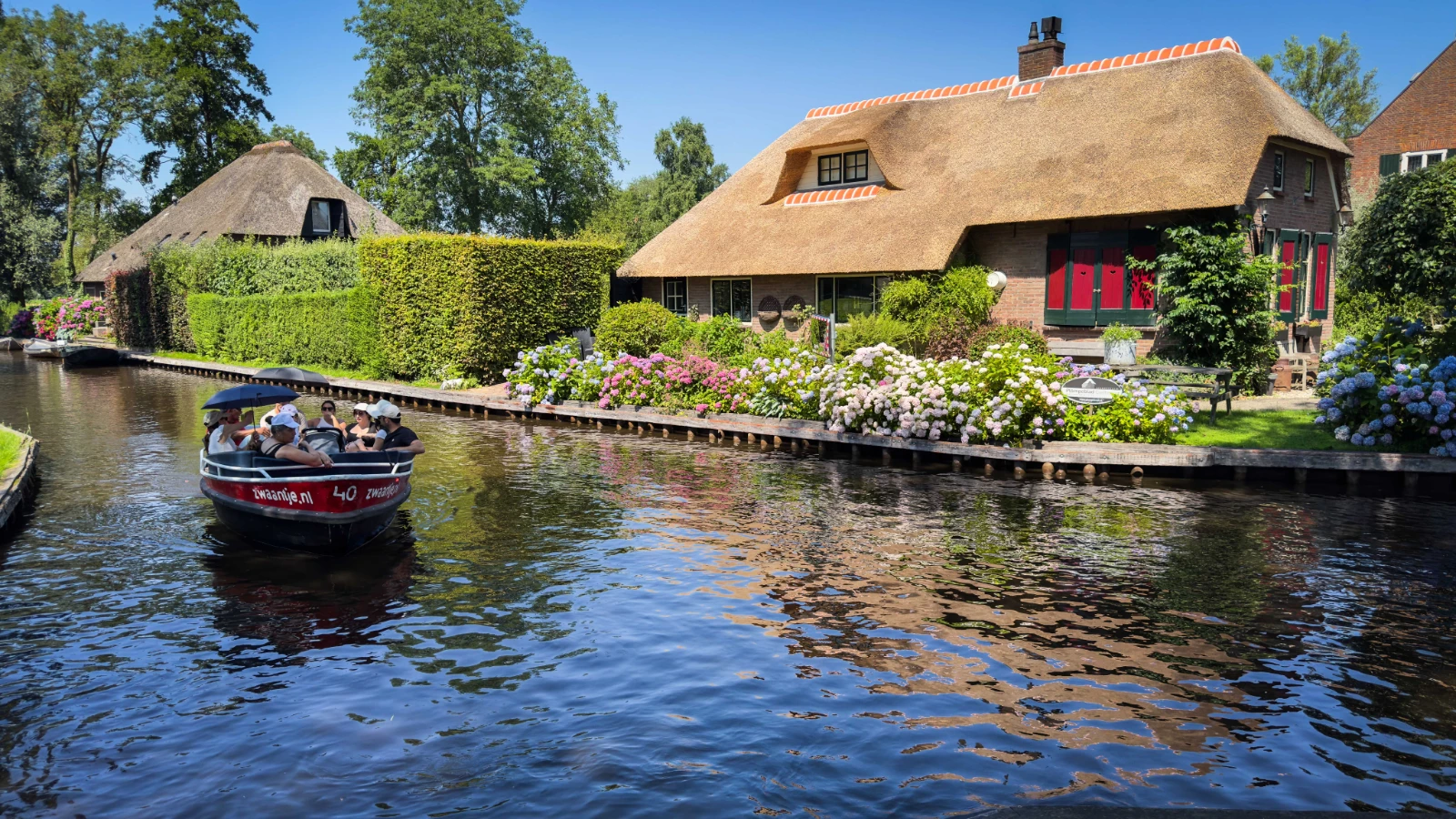 La Venise des Pays-Bas : le village de Giethoorn, qui rappelle un pays de conte de fées