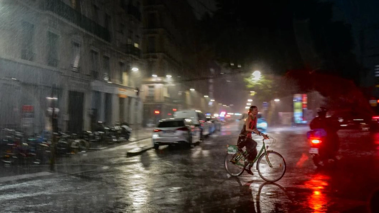 La tempête a frappé la France : 2 personnes sont mortes, 53 000 foyers se sont retrouvés sans électricité