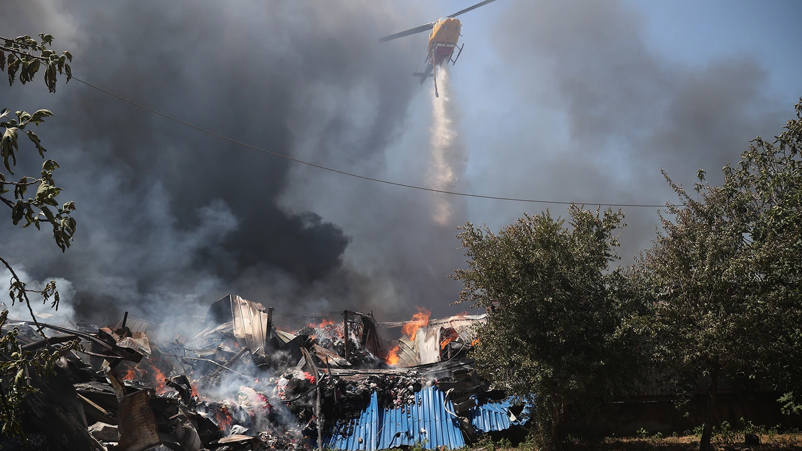 Un incendie de forêt s'est propagé aux usines en Grèce