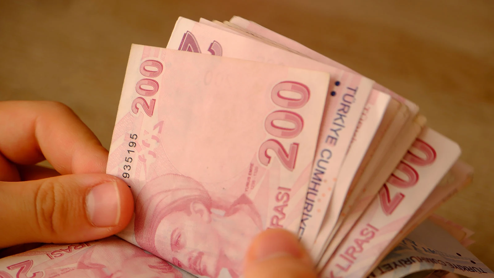 L'inflation est bloquée à 2 ! Les salaires baissent, les prix résistent