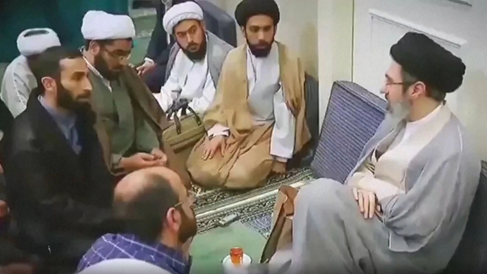 Première image du chef religieux iranien Mojtaba Khamenei depuis des mois