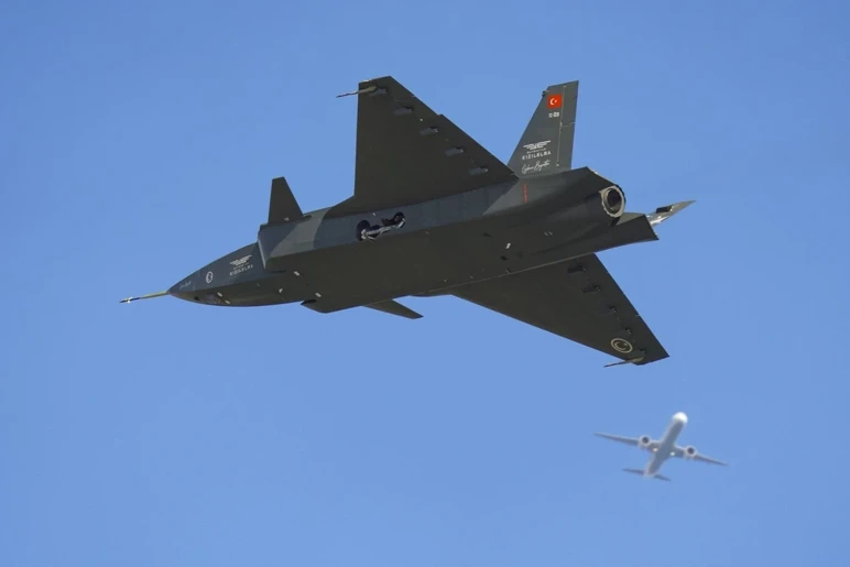 Il a innové : il a lancé un missile interne depuis son corps - Photo : 2