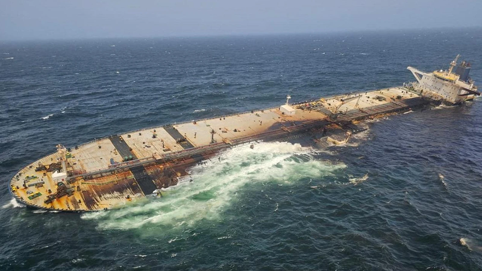 Alarme pétrolière au large d’Oman : la fuite atteint le continent