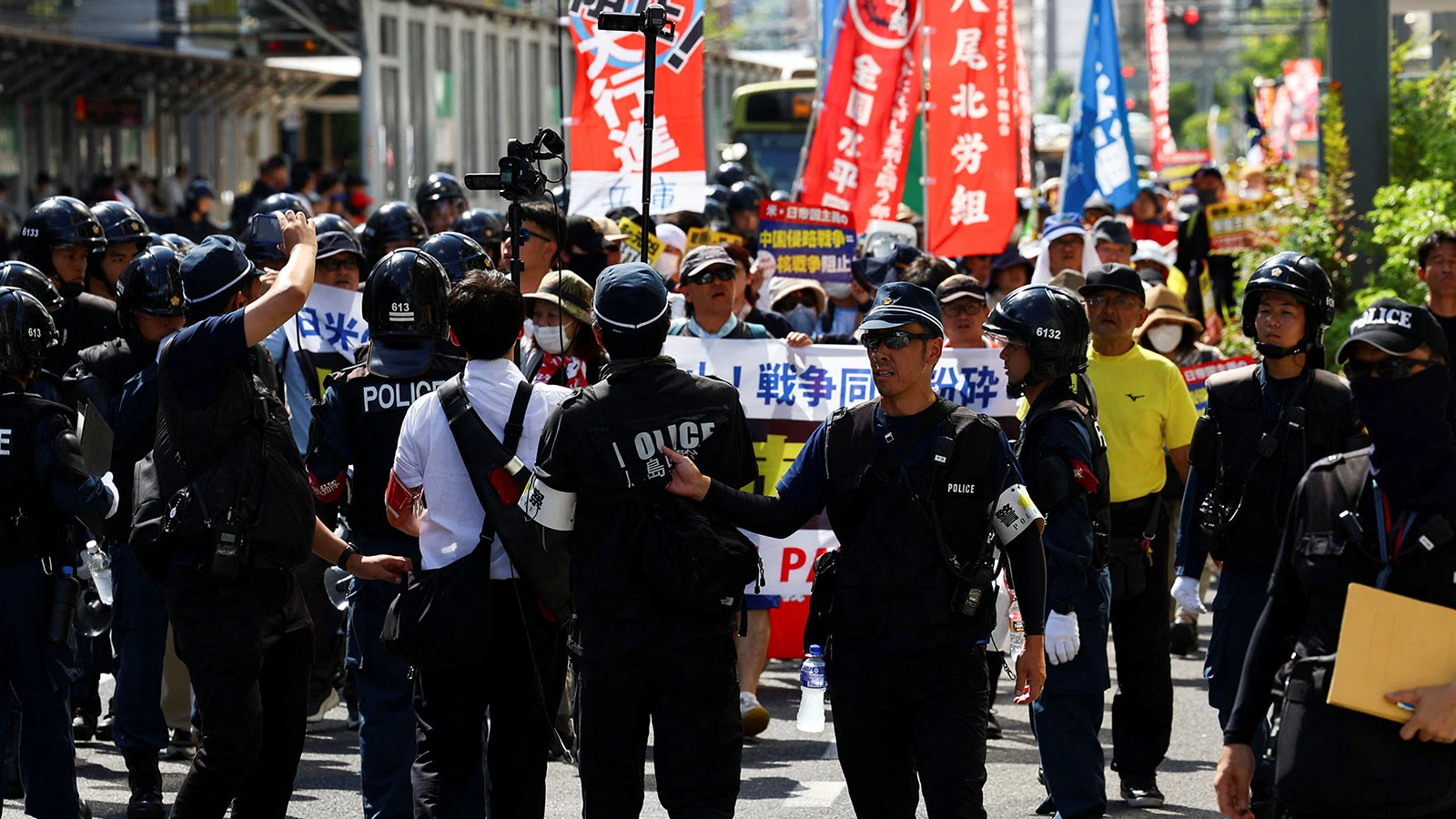 Des centaines de personnes ont manifesté contre le gouvernement Takaichi au Japon