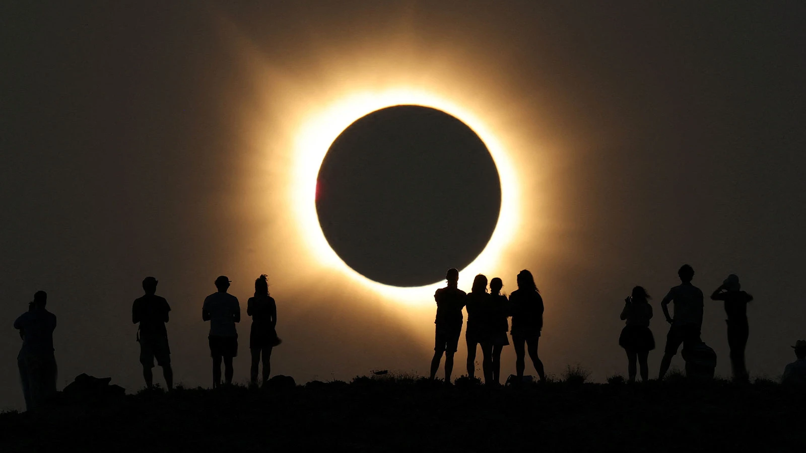 Grand intérêt pour l’éclipse solaire en Europe ! Voici des cadres inoubliables du monde entier