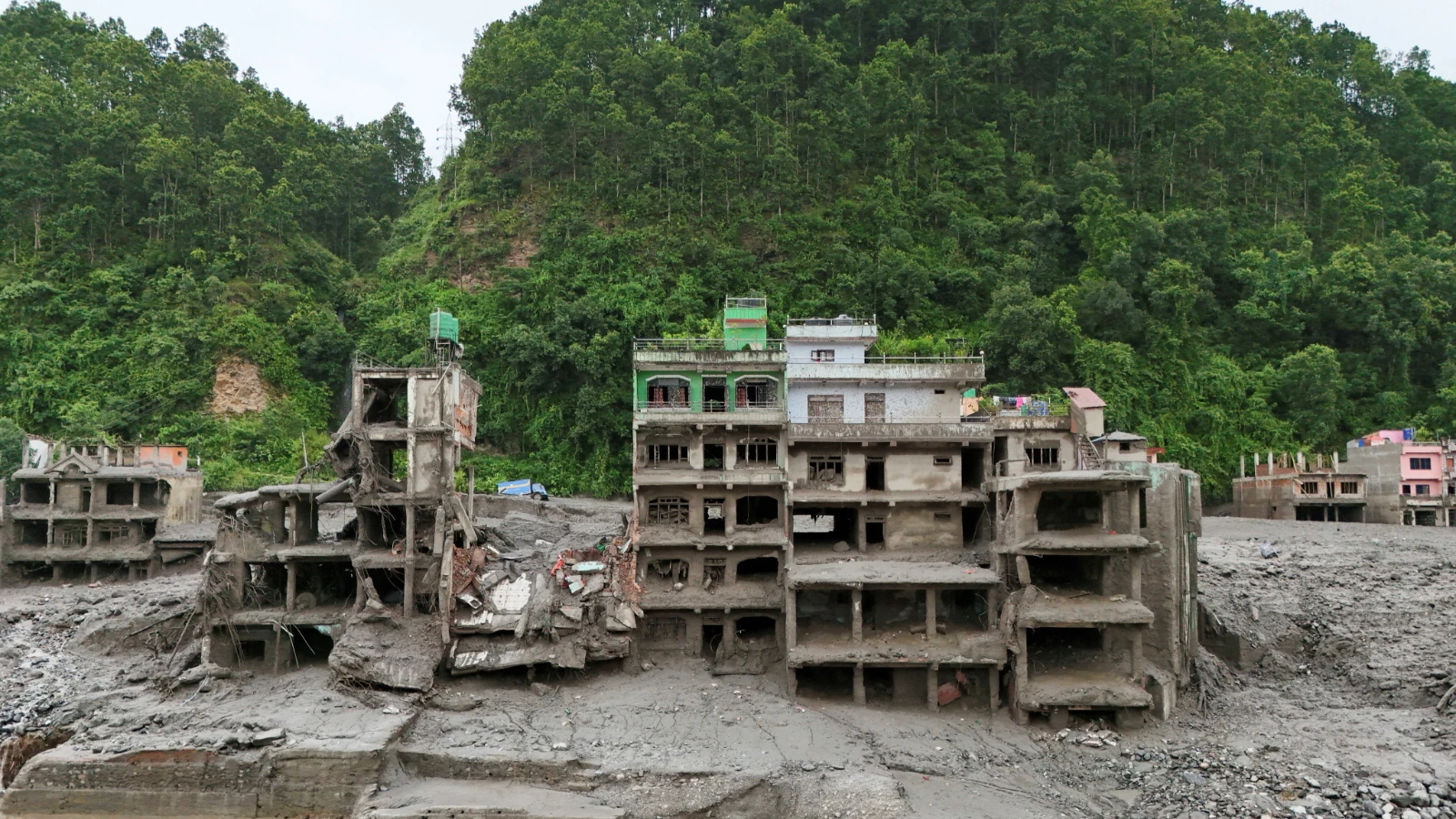 Images apocalyptiques au Népal ! Des villages officiellement effacés de la carte