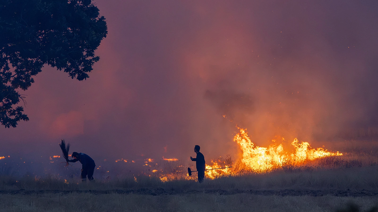 L'Europe est en flammes ! 3 pompiers ont perdu la vie en Grèce
