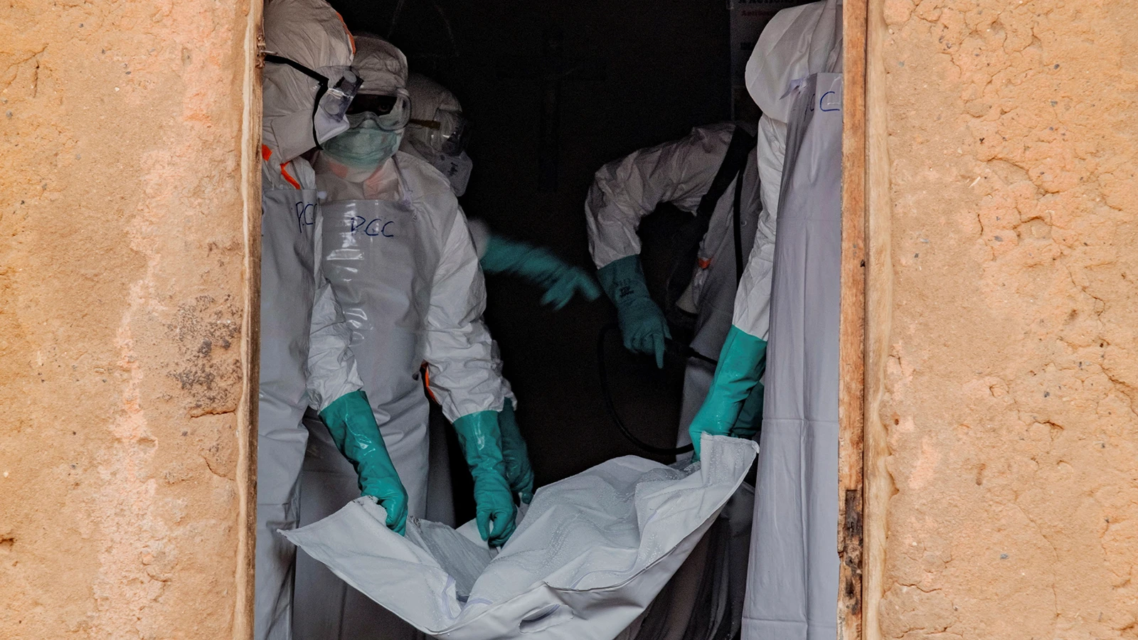 La crise d'Ebola s'aggrave au Congo : le bilan dépasse les 2 500 morts