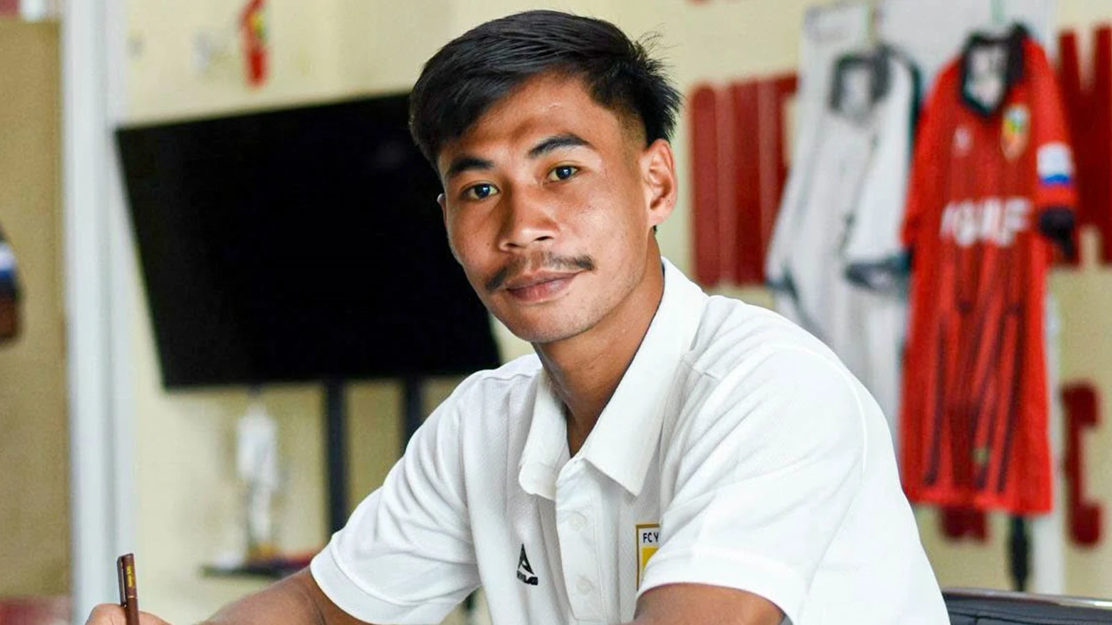 La foudre a frappé le terrain lors d'un match en Thaïlande ; un joueur de football est mort