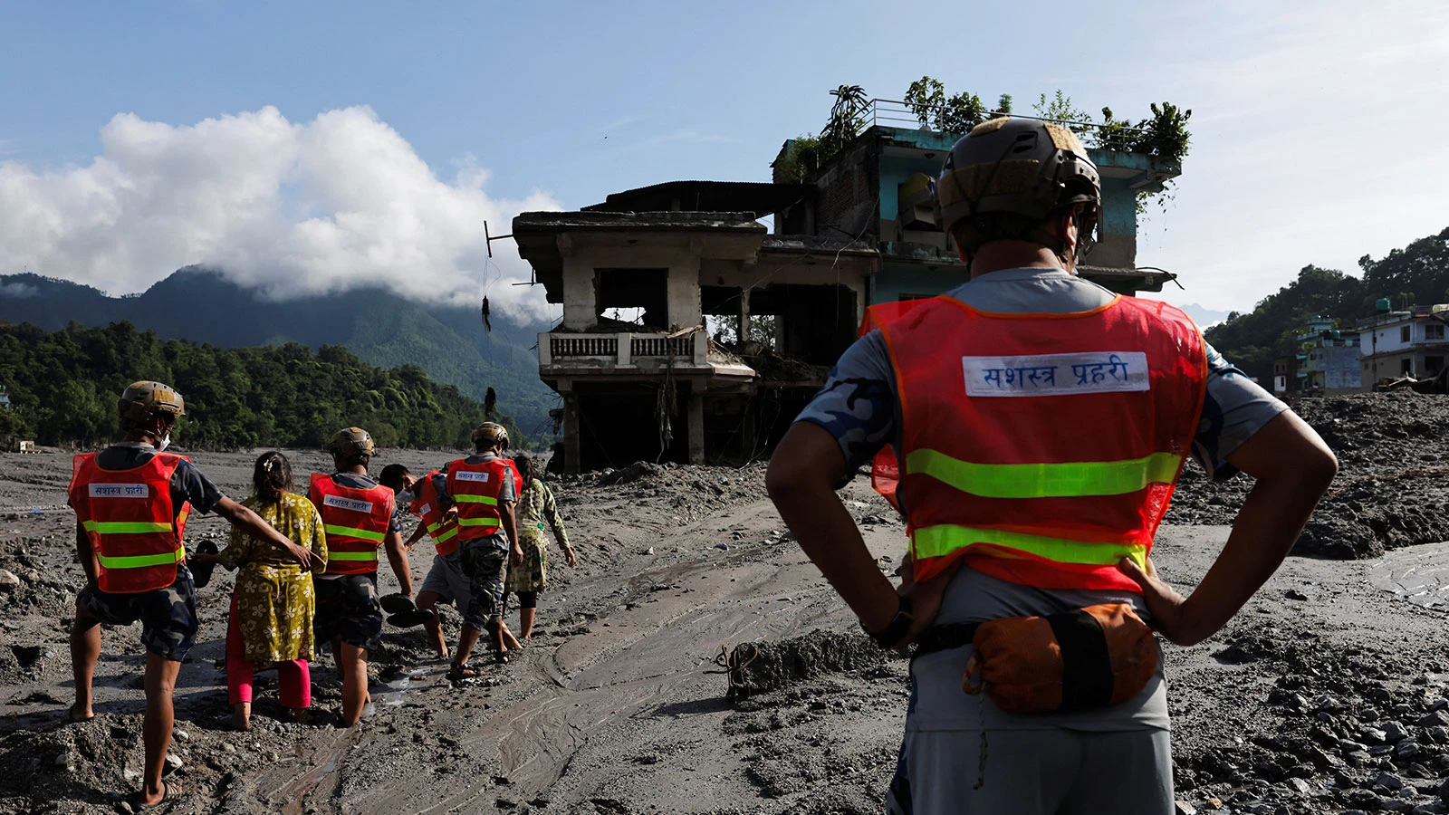 Le nombre de morts dans les inondations au Népal est passé à 469