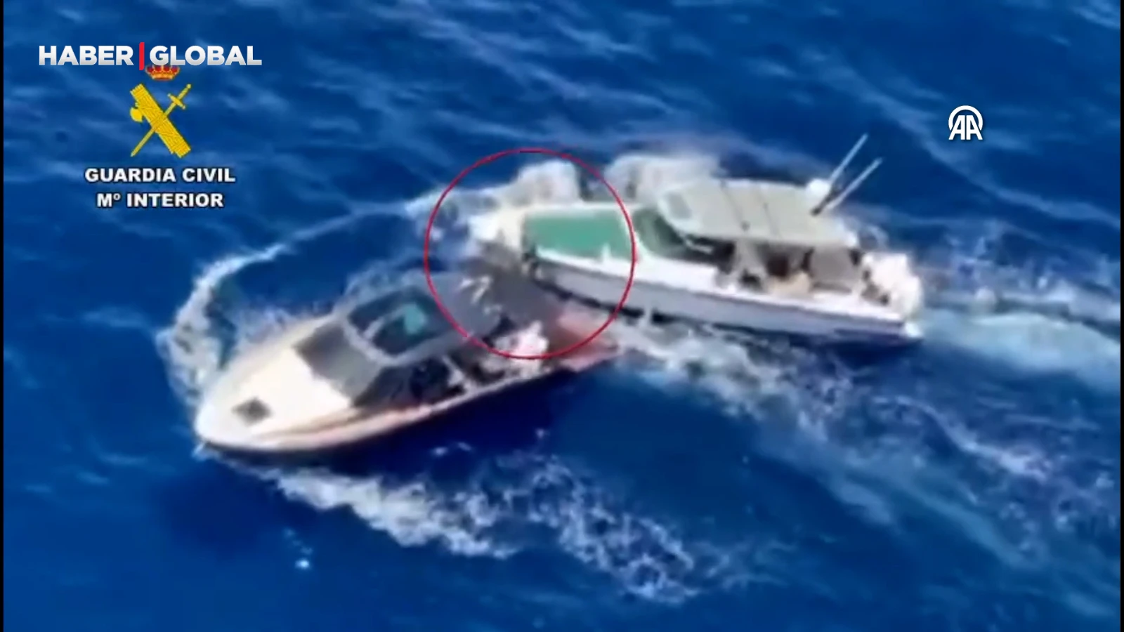 Le suspect, qui aurait volé un bateau d'une valeur d'un million d'euros, a été intercepté par voie aérienne et maritime.