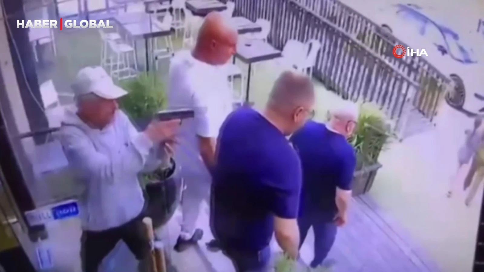 Les moments où le chef de la mafia israélienne Yushvaev a été tué à la station-service