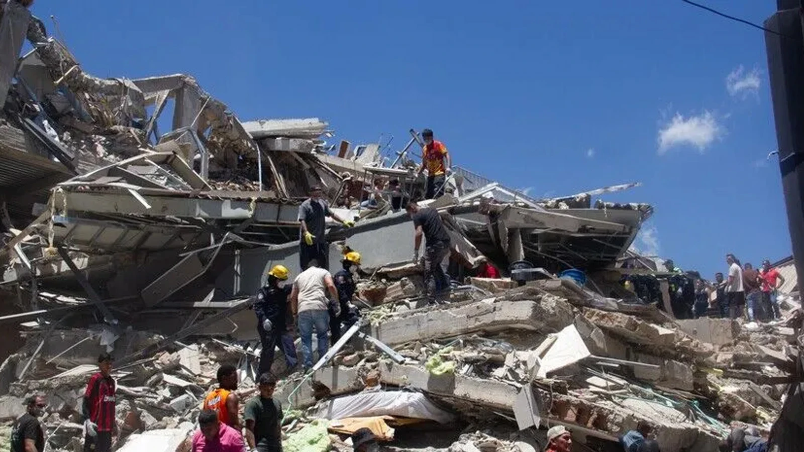 L'état d'urgence a été déclaré dans le pays secoué par un séisme de magnitude 7,4.