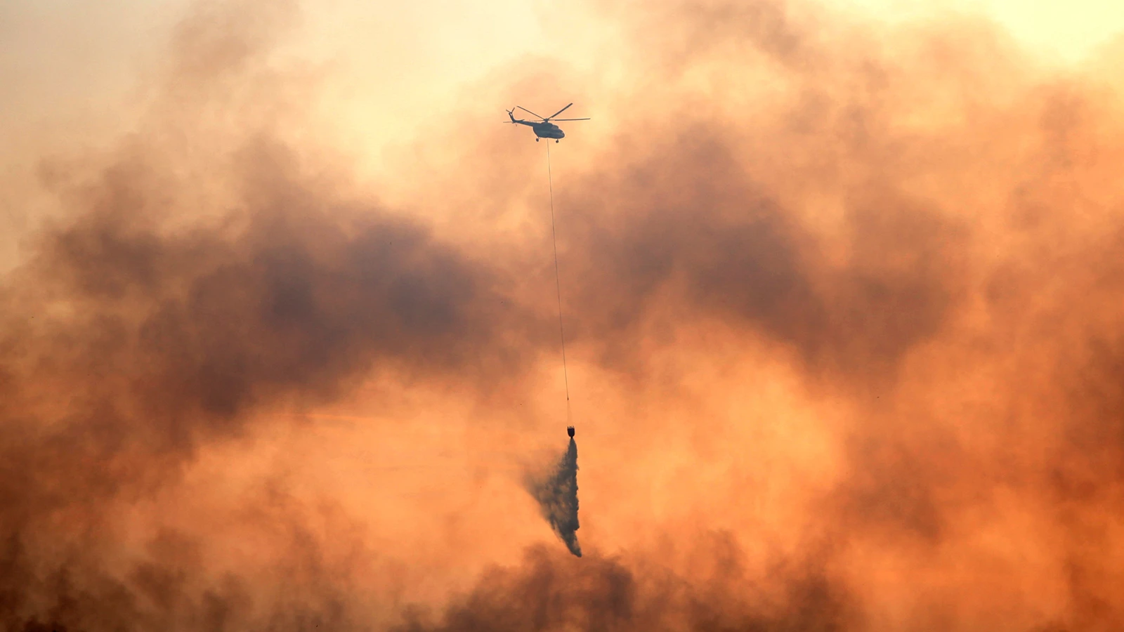Un hélicoptère répondant à un incendie de forêt aux États-Unis s'est écrasé