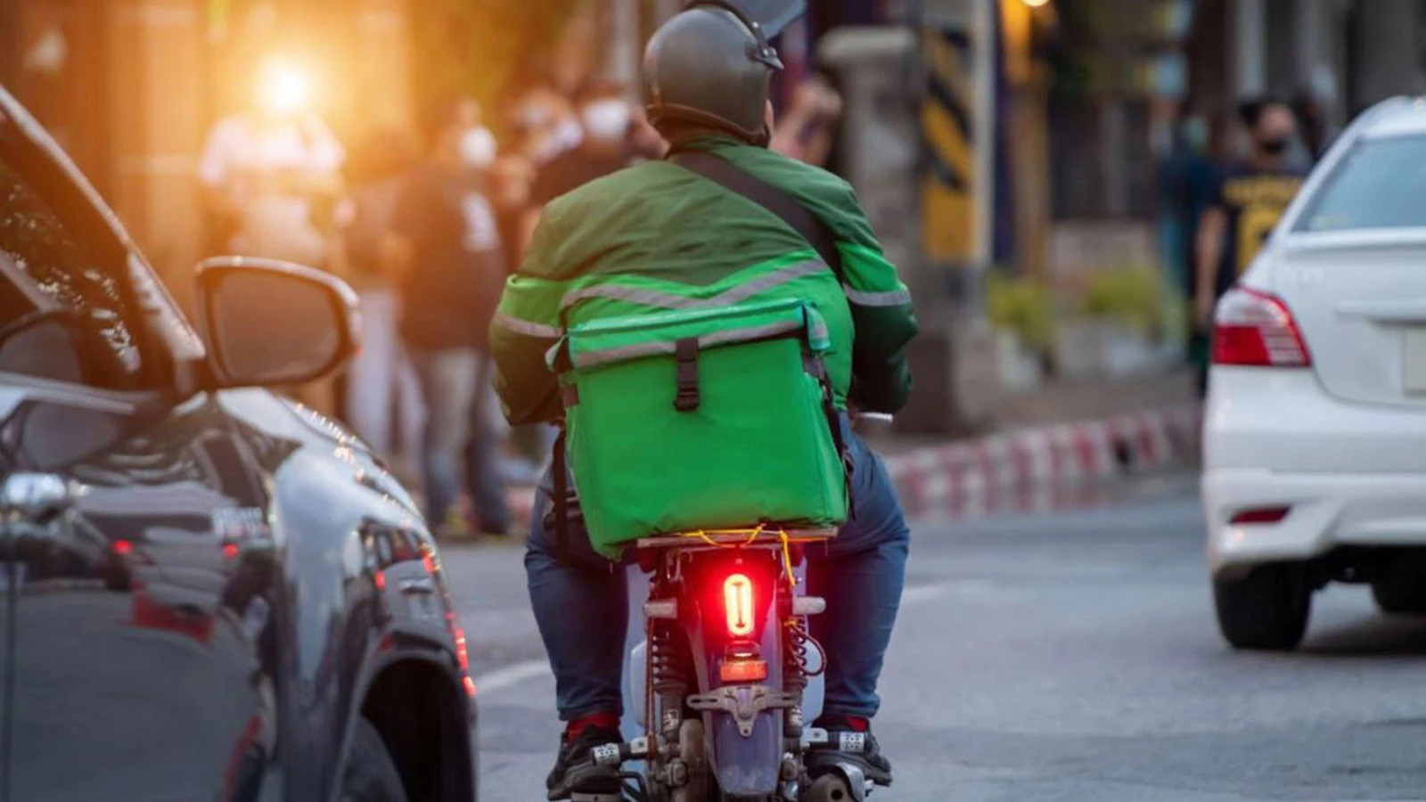 Accident explosion sur deux roues ! Peinture effrayante sur une moto