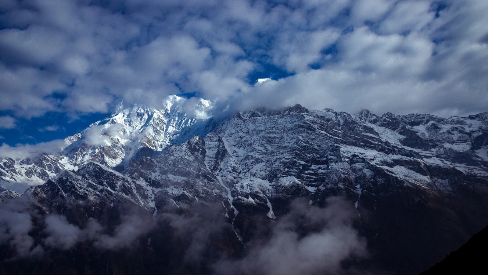 Avalanche au Népal : 10 grimpeurs et guides portés disparus !