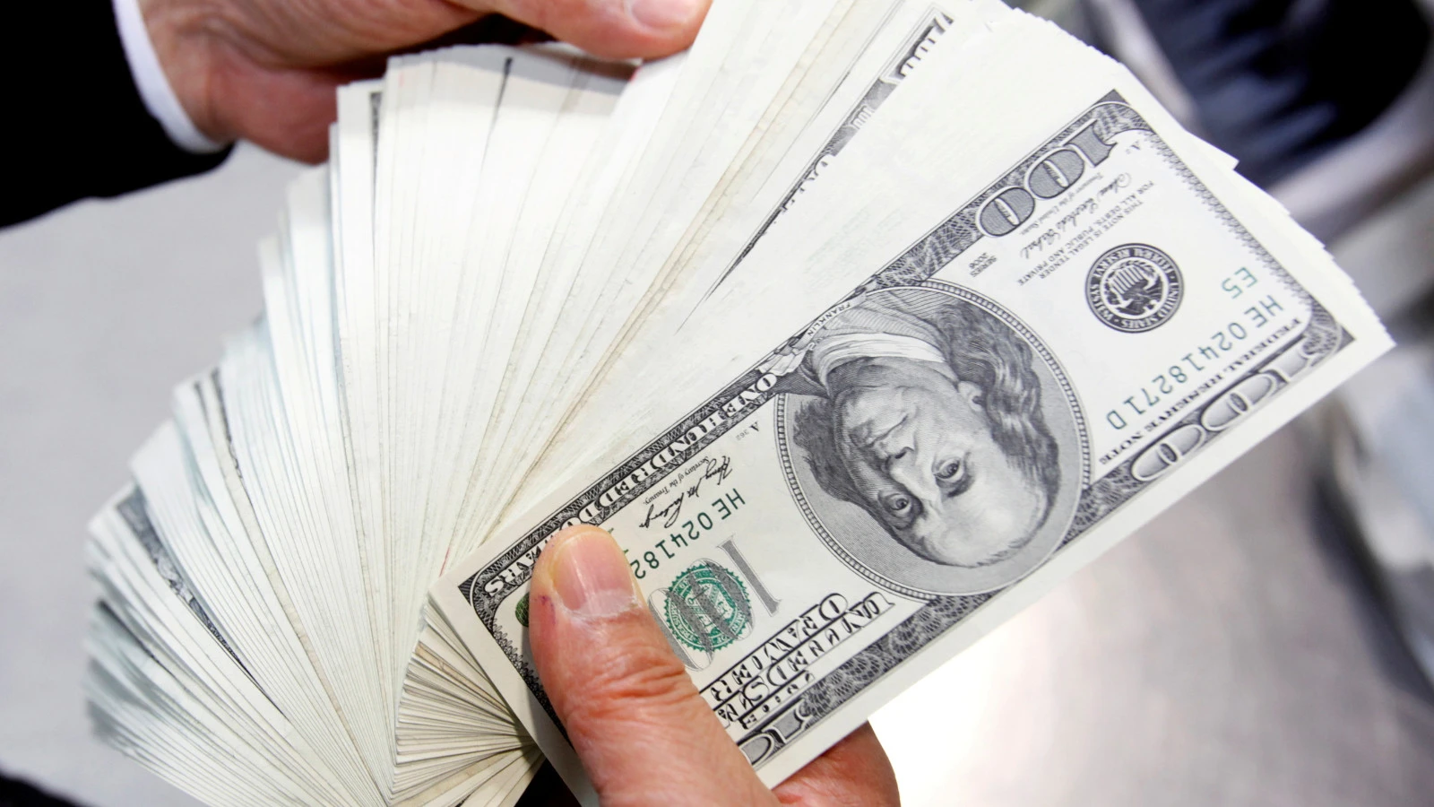 Le dollar a commencé la semaine à plat... Les effets du MTP seront surveillés