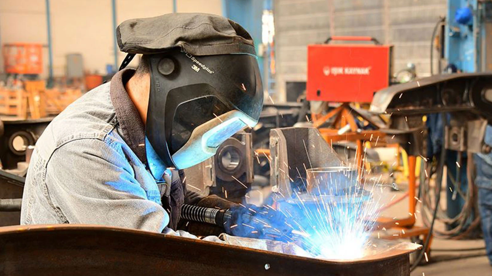 La production industrielle continue de baisser