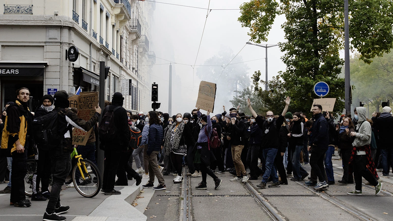 Les choses ne se calment pas en France ! Des milliers de personnes ont été arrêtées