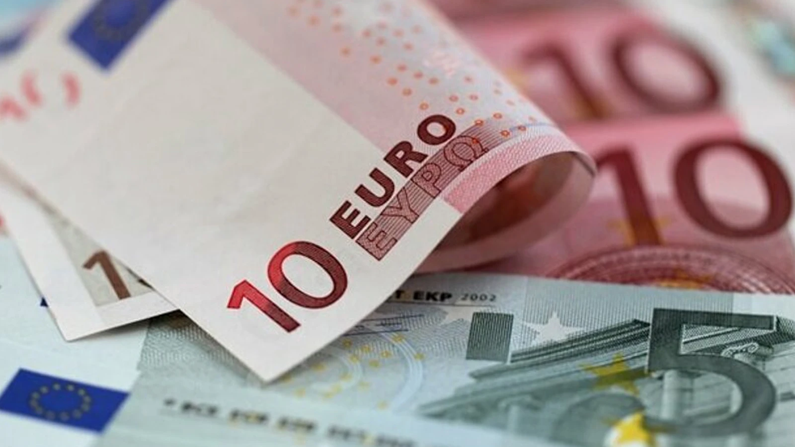 Il a reçu un salaire sans aller travailler pendant 16 ans ! 44 millions de lires en profit