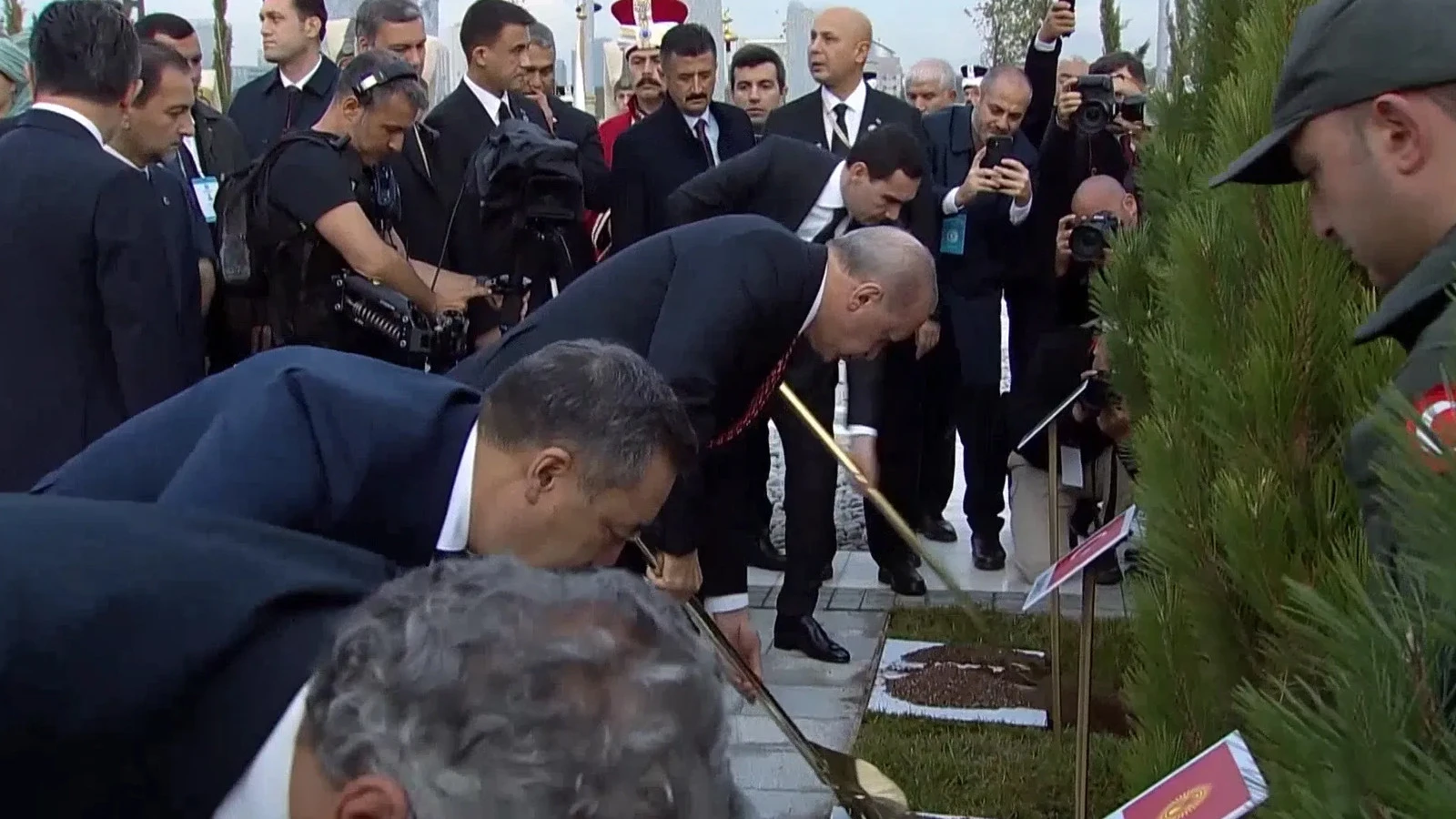 Le président Erdoğan et les dirigeants du monde turc ont planté des jeunes arbres dans le parc Medeniyet