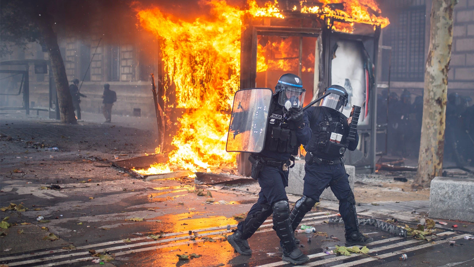 Les Gilets jaunes sont de nouveau dans les rues en France : des bâtiments historiques ont été incendiés
