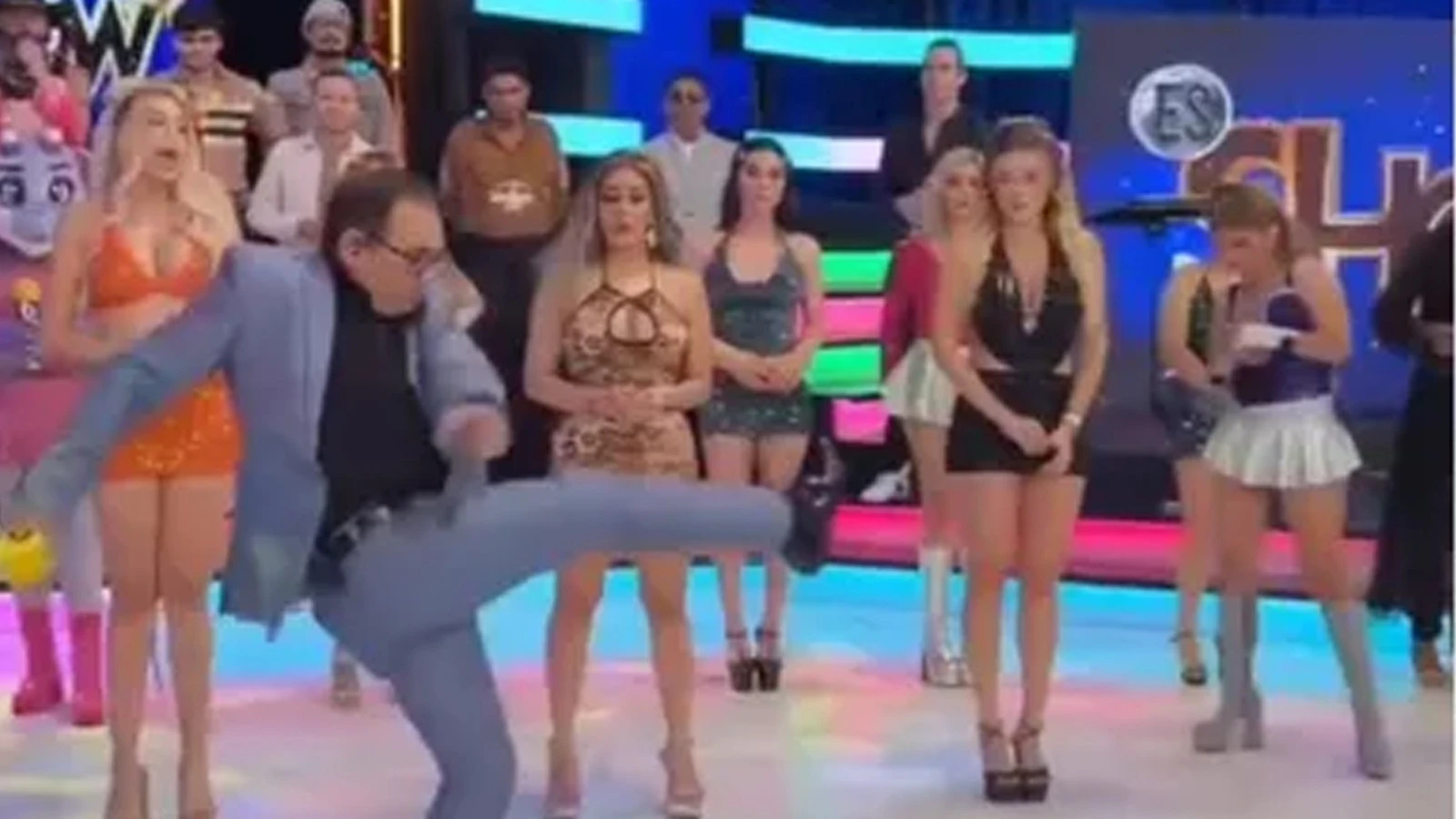 Scandale de diffusion en direct ! Le coup de pied donné par le présentateur a envoyé le mannequin à l'hôpital